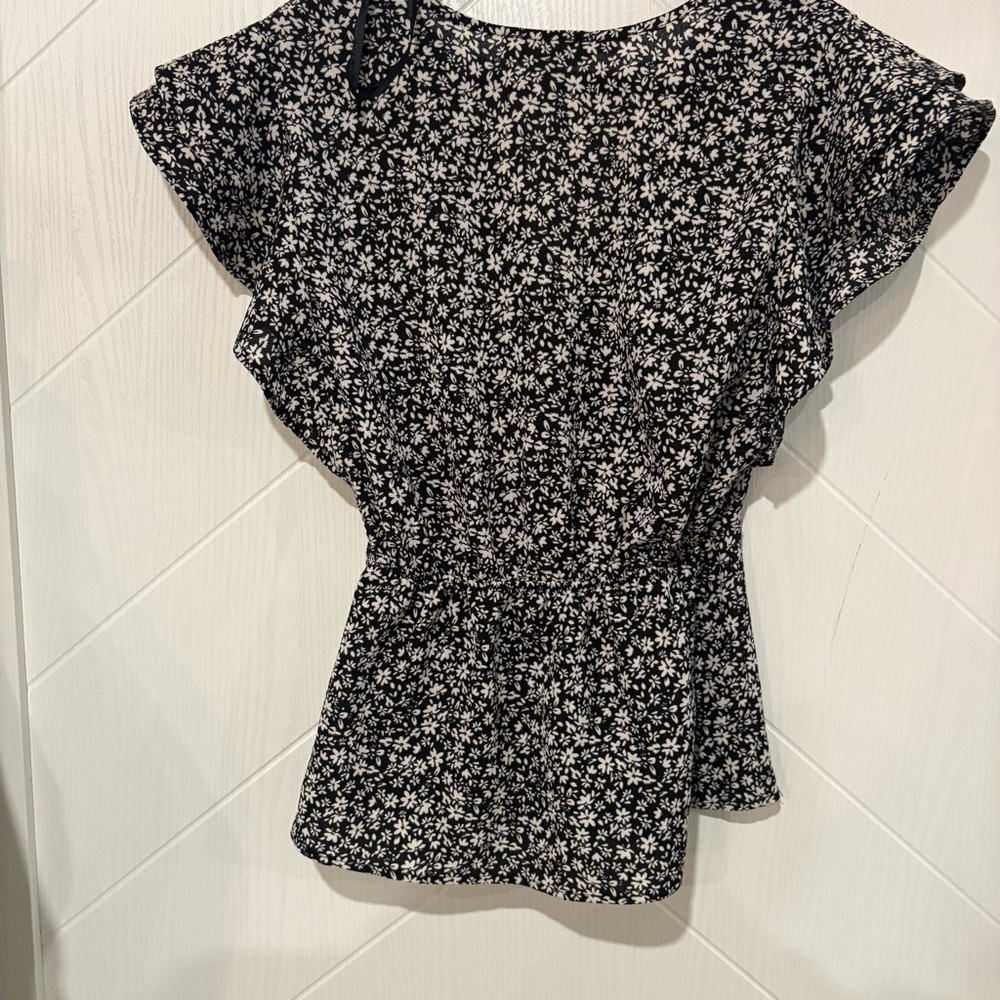 Monteau Peplum Top Black/white ditsy floral w/flutter sleeves / feminine boho S - Picture 5 of 5